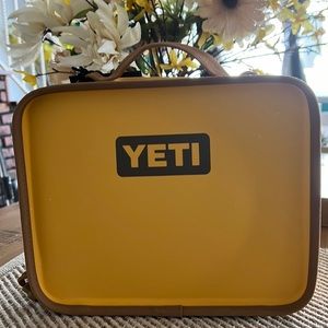 Beautiful lunch box YETI BRAND NEW🔥🔥🔥